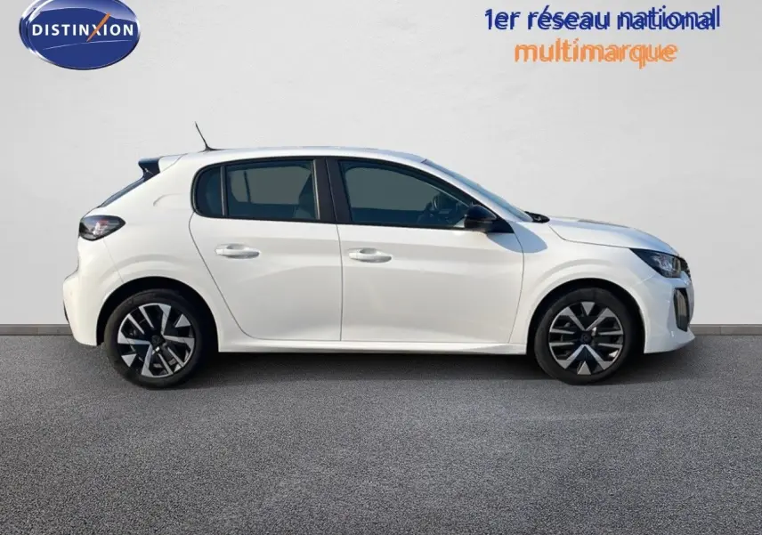 Profil droit d'une Peugeot 208 blanche Banquise 2024, compacte cinq portes avec jantes alliage au design moderne.