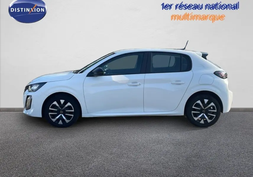 Profil latéral droit d'une Peugeot 208 blanche Banquise 2024 avec jantes noires et détails modernes.