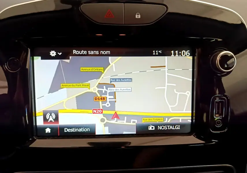 Écran tactile central du système de navigation 7 pouces d'une Renault Clio Business TCe 90, vue rapprochée du tableau de bord.