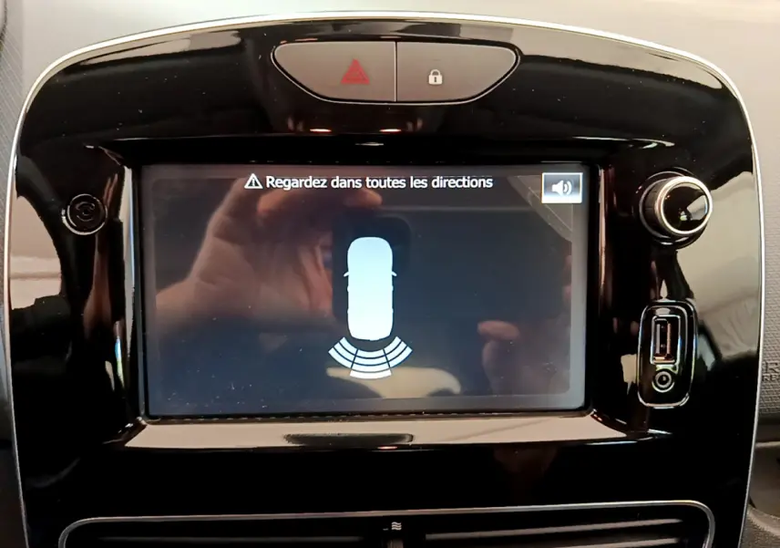 Écran tactile central de la Renault Clio Business TCe 90 2019 affichant l'aide au stationnement arrière.