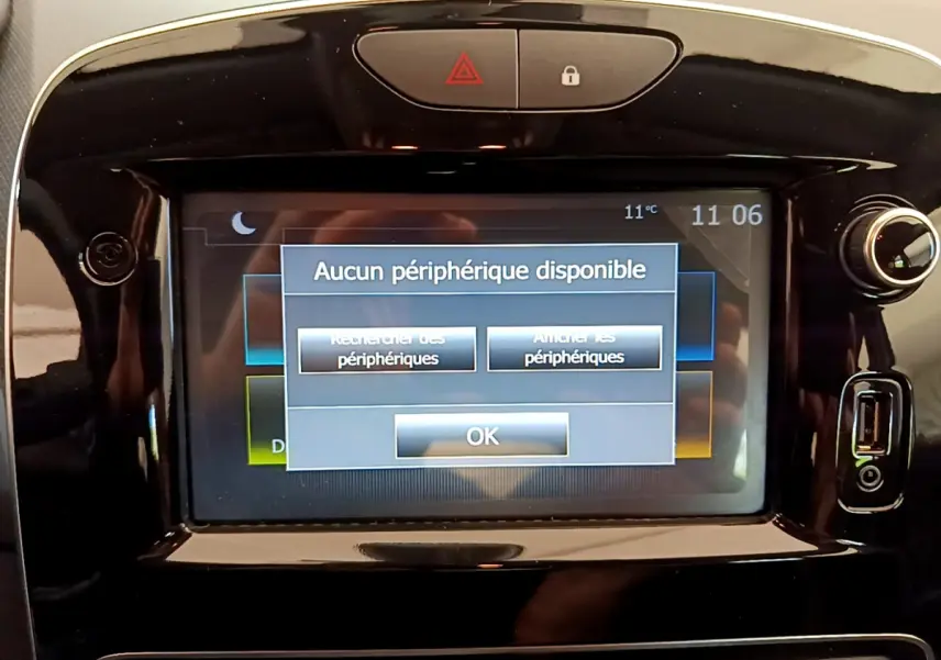 Écran tactile central de la Renault Clio Business TCe 90 2019 affichant un message d'absence de périphérique.
