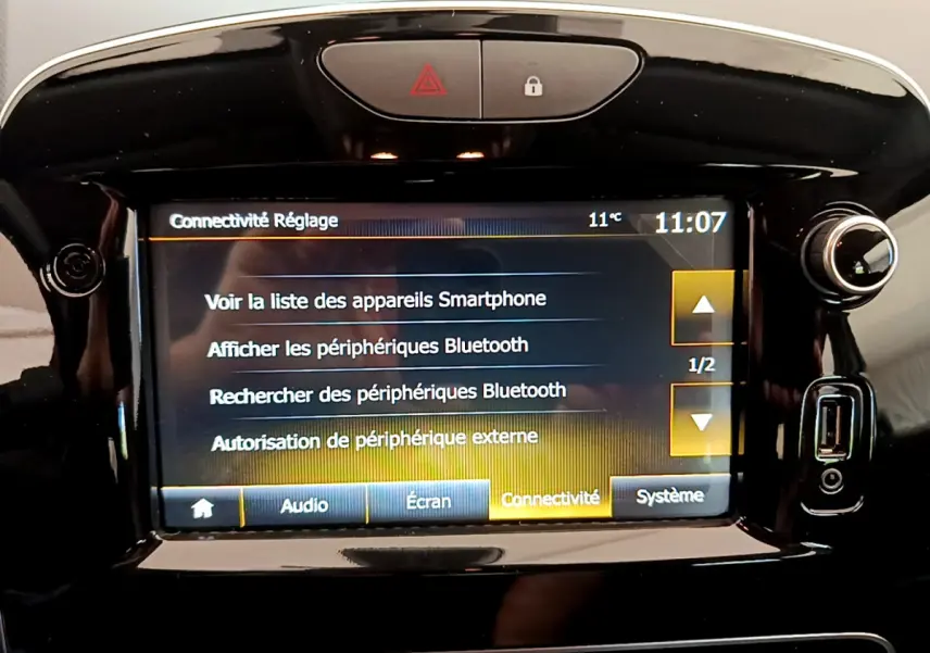 Écran tactile central affichant le menu Bluetooth et connectivité dans l’habitacle noir de la Renault Clio Business TCe 90.