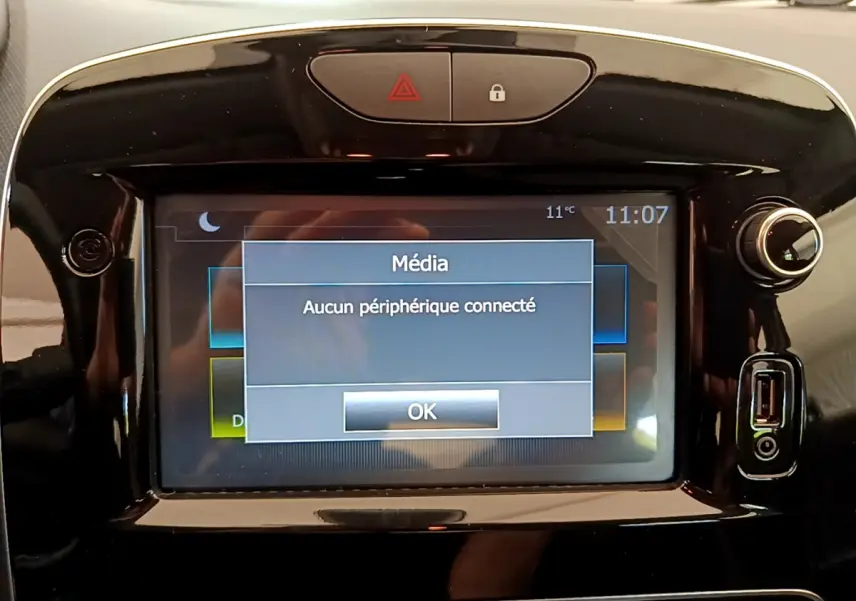 Écran tactile central noir de la Renault Clio Business TCe 90 2019 affichant "Aucun périphérique connecté"