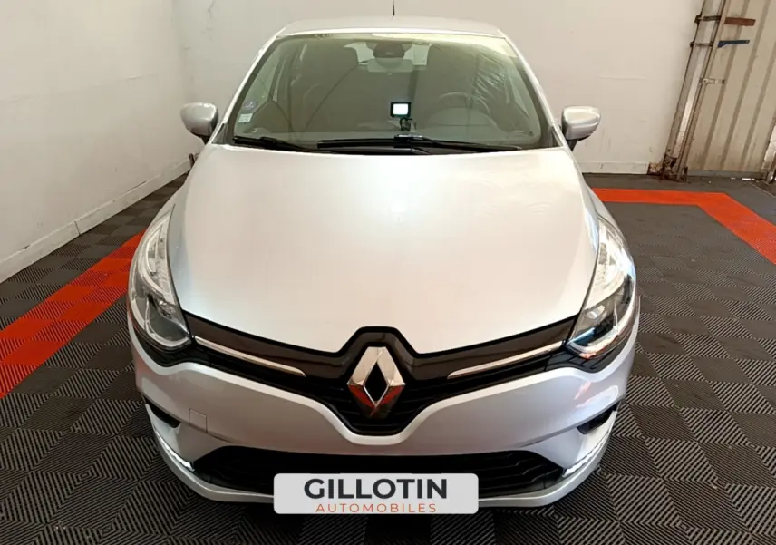 Vue frontale d'une Renault Clio Business TCe 90 gris clair, avec logo Renault bien visible sur calandre noire.