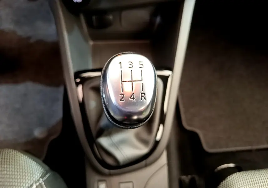 Le levier de vitesses manuel vu de dessus dans l'habitacle d'une Renault Clio Business TCe 90, avec sellerie grise.