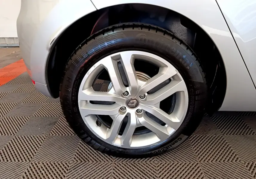 Gros plan sur la roue arrière droite gris clair d'une Renault Clio Business TCe 90 avec jante alliage cinq branches.