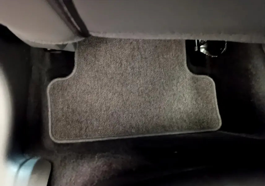 Tapis de sol gris clair au pied du siège conducteur dans une Renault Clio Business TCe 90 de 2019.