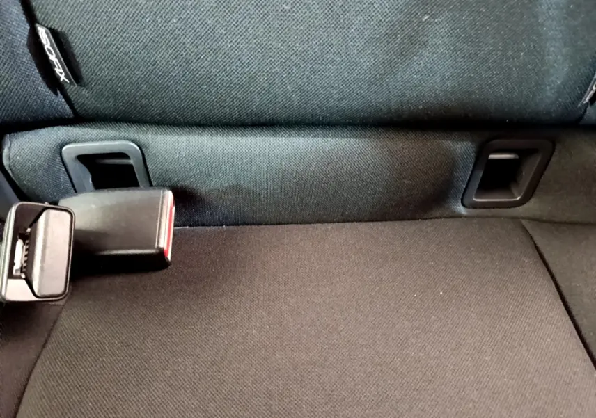 Gros plan sur la banquette arrière noire de la Renault Clio Business TCe 90 avec ceintures de sécurité visibles.