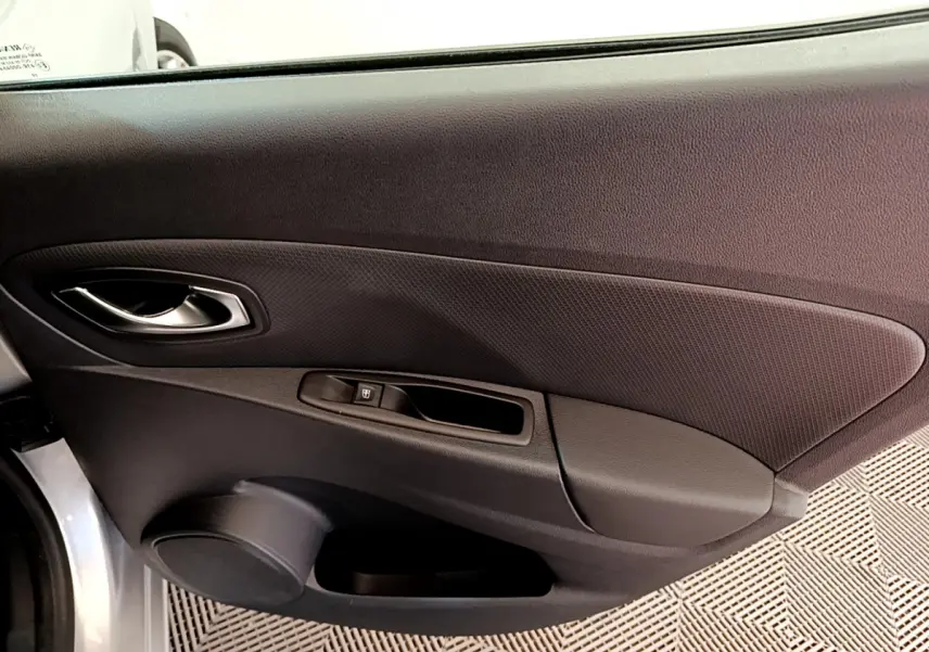 Panneau de porte intérieur côté gauche gris foncé de Renault Clio Business TCe 90 2019 avec poignée et commande de vitre électrique.