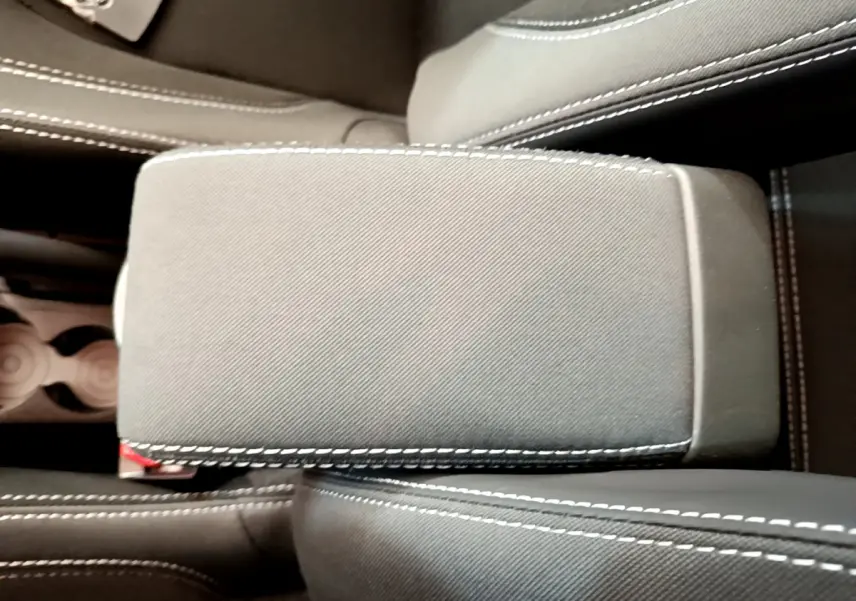 Accoudoir central gris clair avec surpiqûres blanches dans l'habitacle de la Renault Clio Business TCe 90 2019