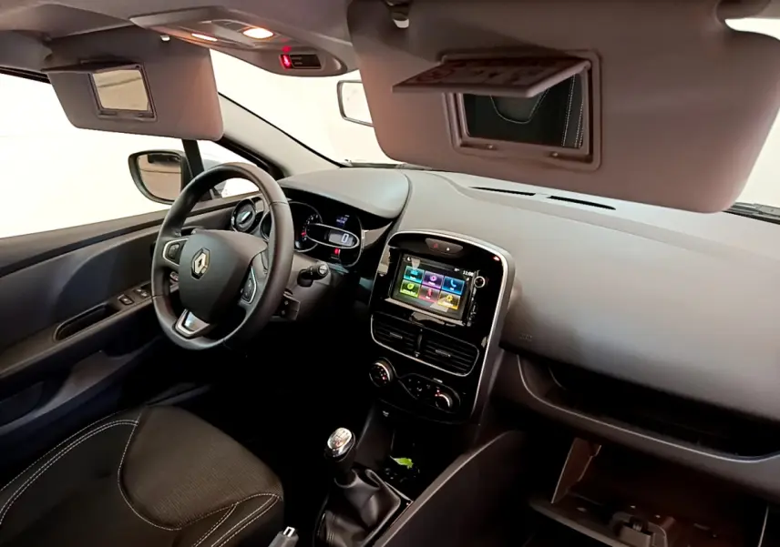 Intérieur Renault Clio Business TCe 90 2019, vue côté conducteur, tableau de bord avec écran tactile et volant cuir.