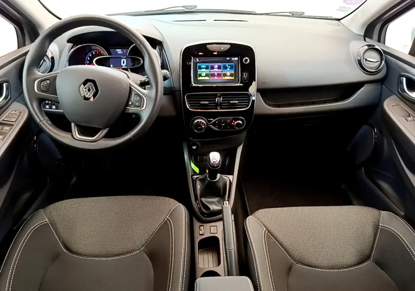 Vue intérieure avant de la Renault Clio Business TCe 90 2019, montrant le tableau de bord avec écran tactile et volant cuir noir.