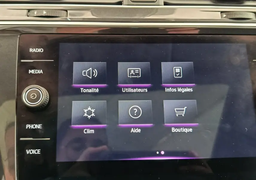 Écran tactile central du Volkswagen Tiguan 2.0 TDI 150 DSG7 Elegance affichant le menu des réglages, vue intérieure.