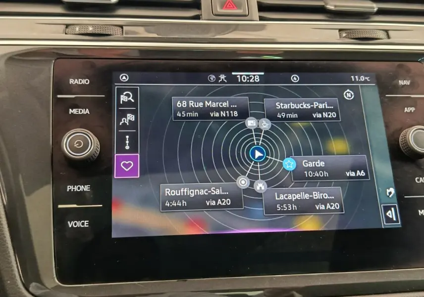 Écran tactile central du tableau de bord du Volkswagen Tiguan 2022 affichant le système de navigation.