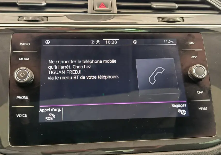 Écran tactile central du Volkswagen Tiguan 2.0 TDI 150 DSG7 Elegance affichant un message Bluetooth, vue rapprochée intérieure.
