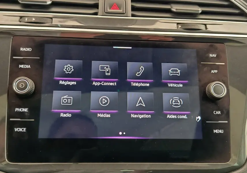 Écran tactile central du Volkswagen Tiguan 2.0 TDI 150 DSG7 Elegance affichant le menu principal multimédia.