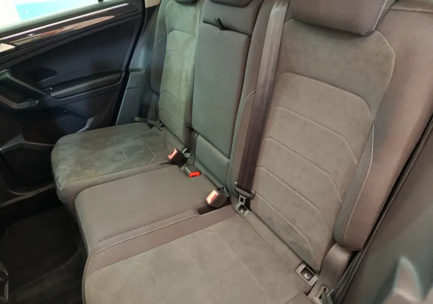 Vue intérieure côté droit des sièges arrière gris foncé du Volkswagen Tiguan 2.0 TDI 150 DSG7 Elegance 2022.