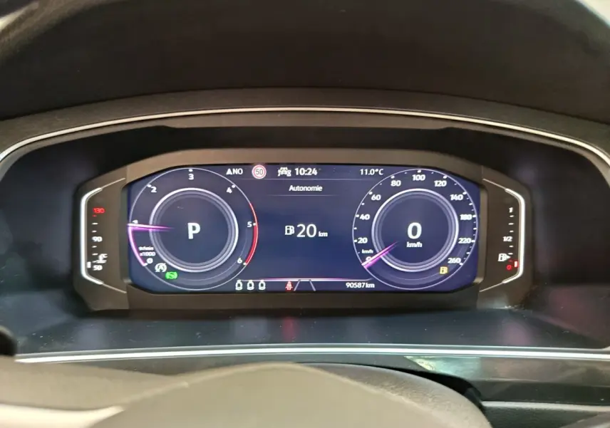 Tableau de bord numérique du Volkswagen Tiguan 2022, affichage digital avec autonomie et vitesse à 0 km/h.