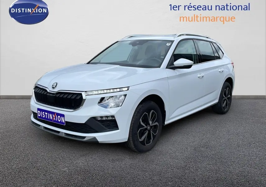 SKODA KAMIQ blanc glacier en 3/4 avant droit, avec calandre noire et jantes noires distinctives.