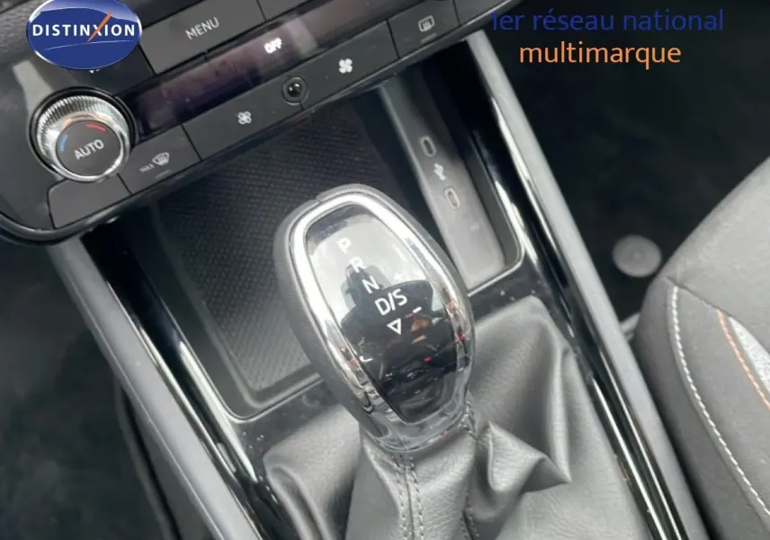 Le levier de vitesse automatique du Skoda Kamiq blanc glacier en gros plan, avec console noire brillante.
