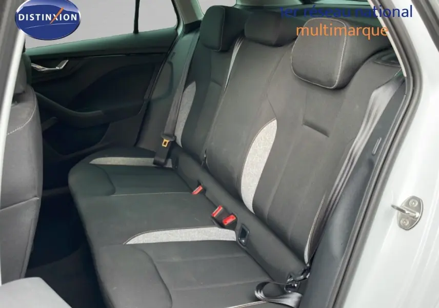 Vue intérieure côté droit des sièges arrière en tissu noir et gris du Skoda Kamiq blanc glacier 2025.