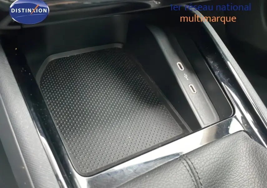 Gros plan sur la console centrale noire du Skoda Kamiq 2025, avec emplacement USB et surface antidérapante.