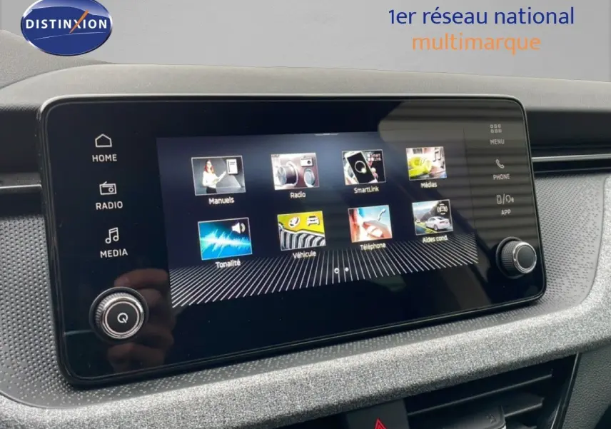 Écran tactile central du Skoda Kamiq 2025 affichant le menu multimédia, avec finition intérieure gris texturé.