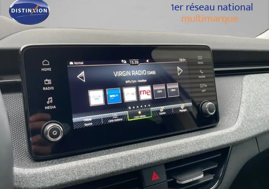 Vue intérieure du tableau de bord du Skoda Kamiq 2025, écran tactile central affichant Virgin Radio.