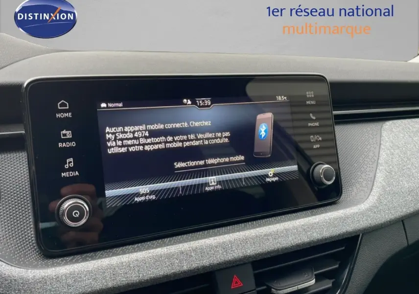 Écran tactile central du tableau de bord du Skoda Kamiq blanc glacier 2025, affichant le menu Bluetooth.