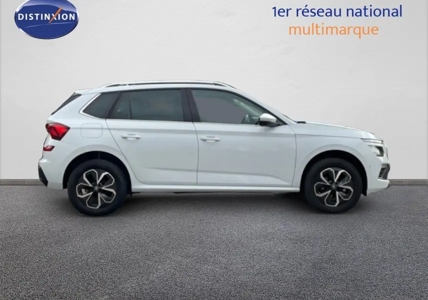 Profil droit d'un Skoda Kamiq blanc glacier 2025 avec jantes alliage et vitres teintées.