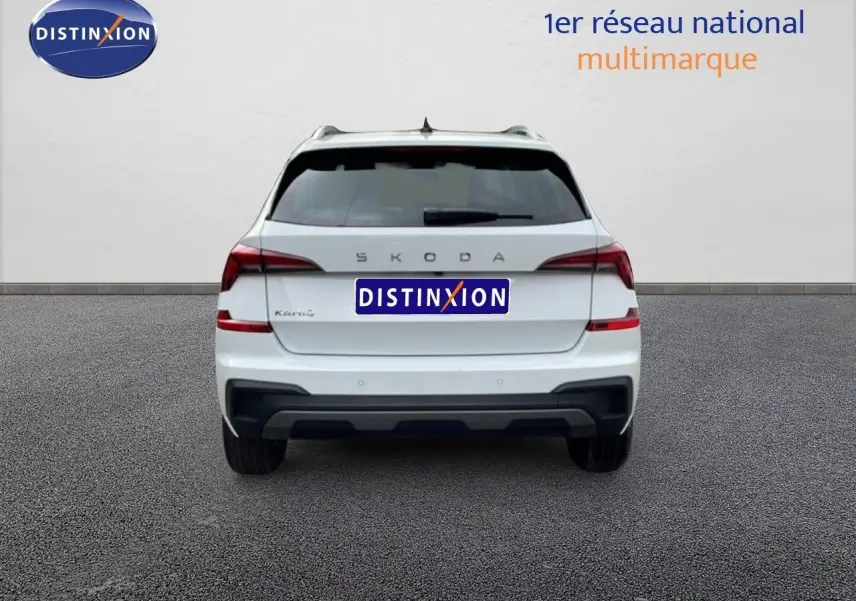 Vue arrière d'un Skoda Kamiq blanc glacier 2025, mettant en valeur ses feux LED et son design épuré.