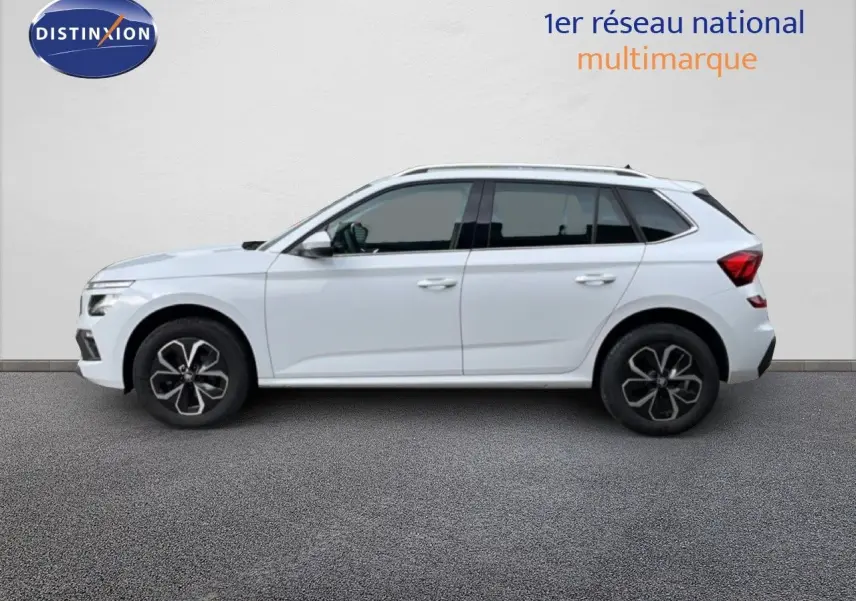 Vue latérale droite d'un Skoda Kamiq blanc glacier 2025 avec jantes alliage noires et toit blanc.