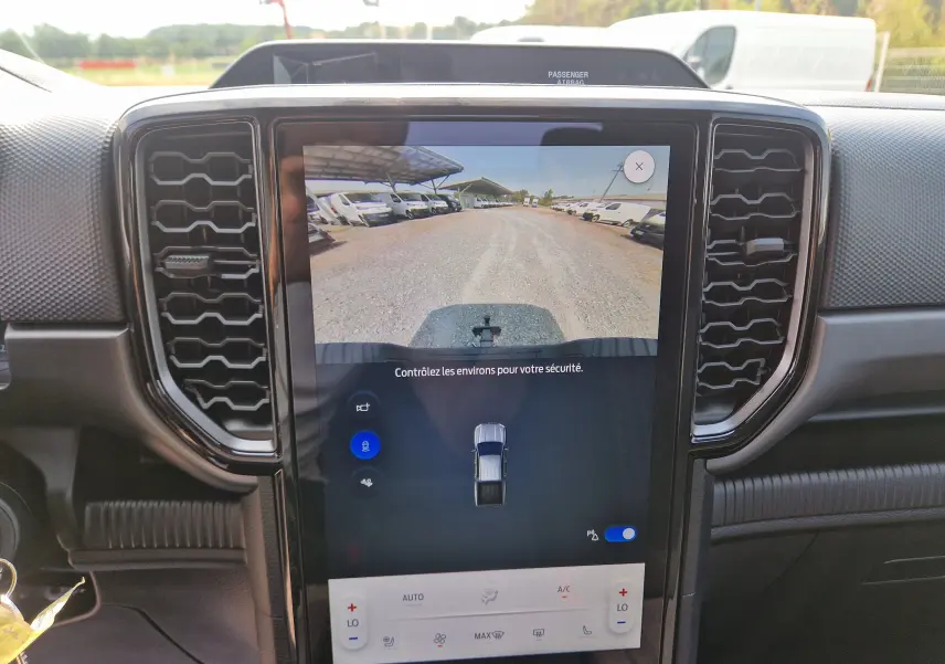 Vue rapprochée de l’écran tactile central du Ford Ranger Super Cabine gris carbone montrant la caméra de recul active.