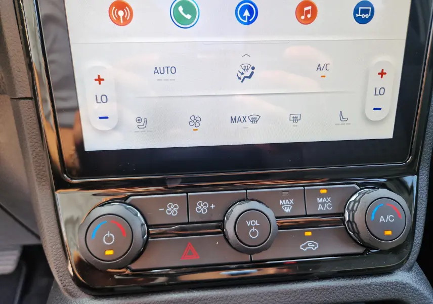 Gros plan sur la console centrale du Ford Ranger Super Cabine, montrant l'écran tactile et les commandes de climatisation.