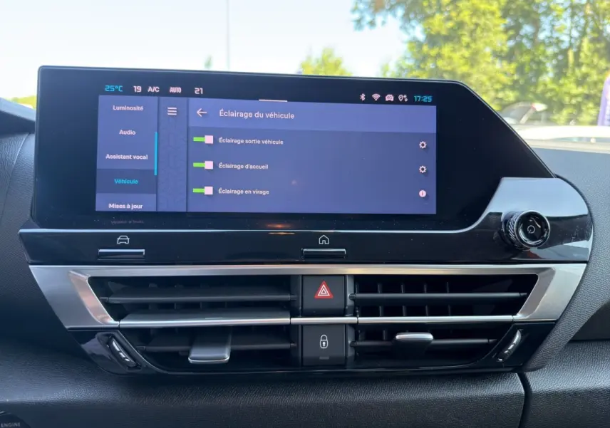 Vue rapprochée de l’écran tactile central et des aérateurs du tableau de bord d’une Citroën C4 gris foncé 2023.