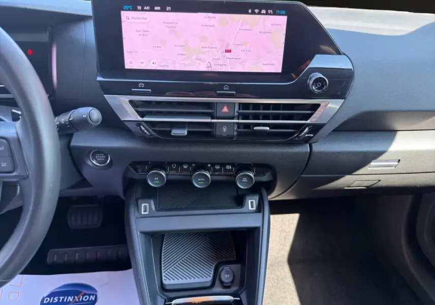 Vue intérieure du tableau de bord et console centrale de la Citroën C4 2023 avec écran tactile de navigation allumé.