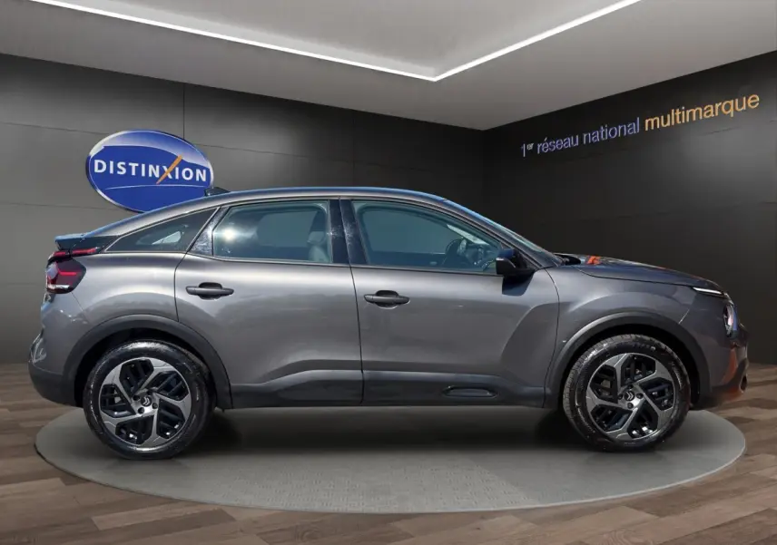 Profil droit de la Citroën C4 2023 gris foncé, avec jantes alliage et toit plongeant distinctif.