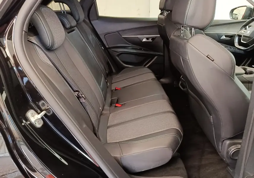 Vue intérieure côté gauche sur la banquette arrière noire du Peugeot 3008 PureTech 130 Allure 2022.