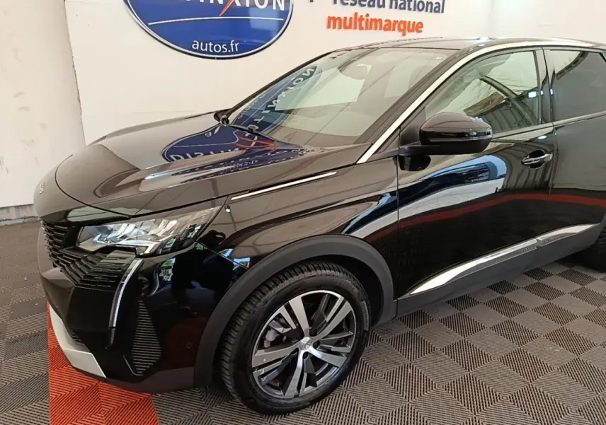 Peugeot 3008 noir vue 3/4 avant droit, avec jantes alliage et phares LED distinctifs.