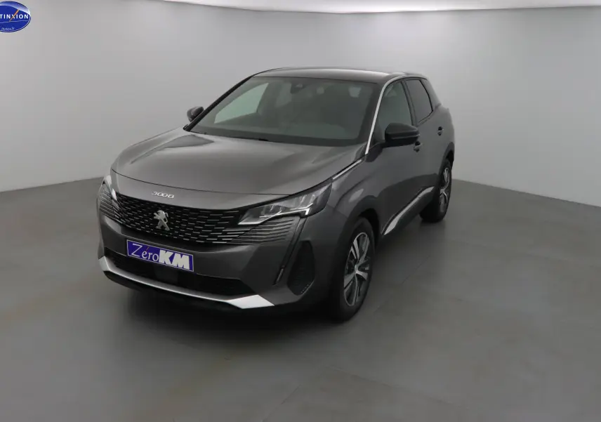 Peugeot 3008 gris platinium métal vue 3/4 avant droit dans un studio lumineux avec calandre distinctive.