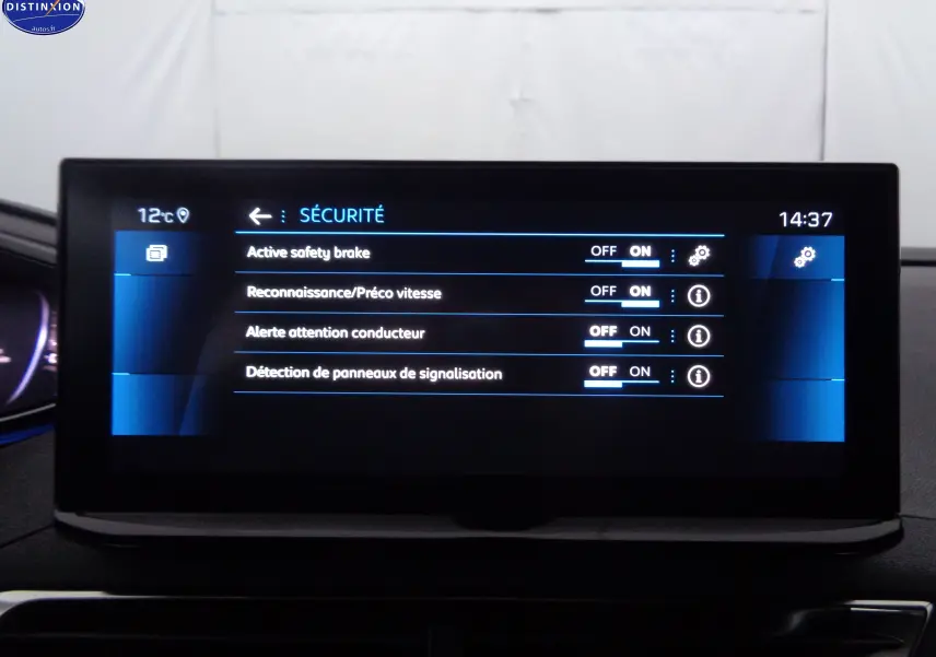 Écran central du Peugeot 3008 2023 affichant les réglages de sécurité avec options activées, intérieur noir.