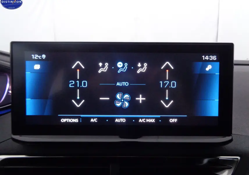 Écran tactile central affichant la climatisation automatique avec réglage bi-zone sur Peugeot 3008 gris platinium 2023.