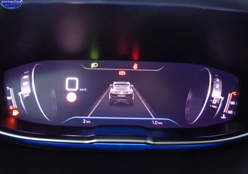 Tableau de bord numérique du Peugeot 3008 gris platinium, affichant la vitesse à 0 km/h et une voiture en perspective arrière.