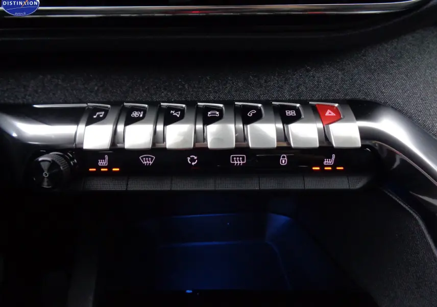 Gros plan sur la rangée de boutons métalliques et voyants lumineux du tableau de bord du Peugeot 3008 gris platinium 2023.