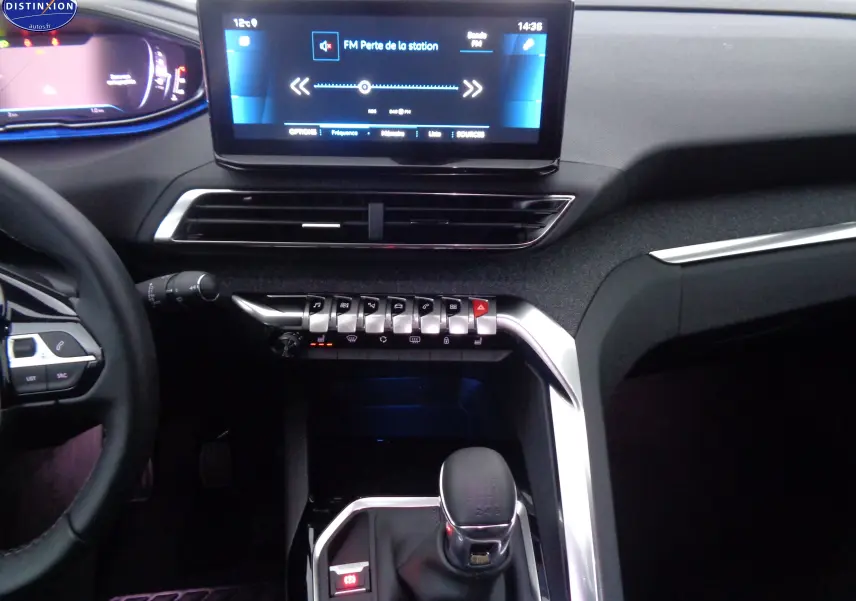 Intérieur du Peugeot 3008 2023, vue centrée sur la console avec écran tactile et levier de vitesses manuelle.