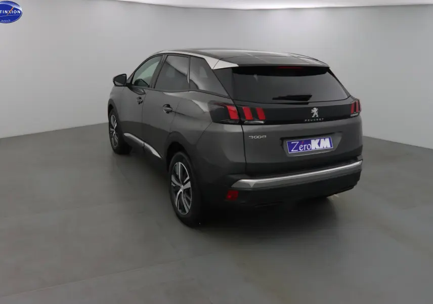 Peugeot 3008 gris platinium métal vue 3/4 arrière droit, feux arrière à griffes rouges et hayon fermé.