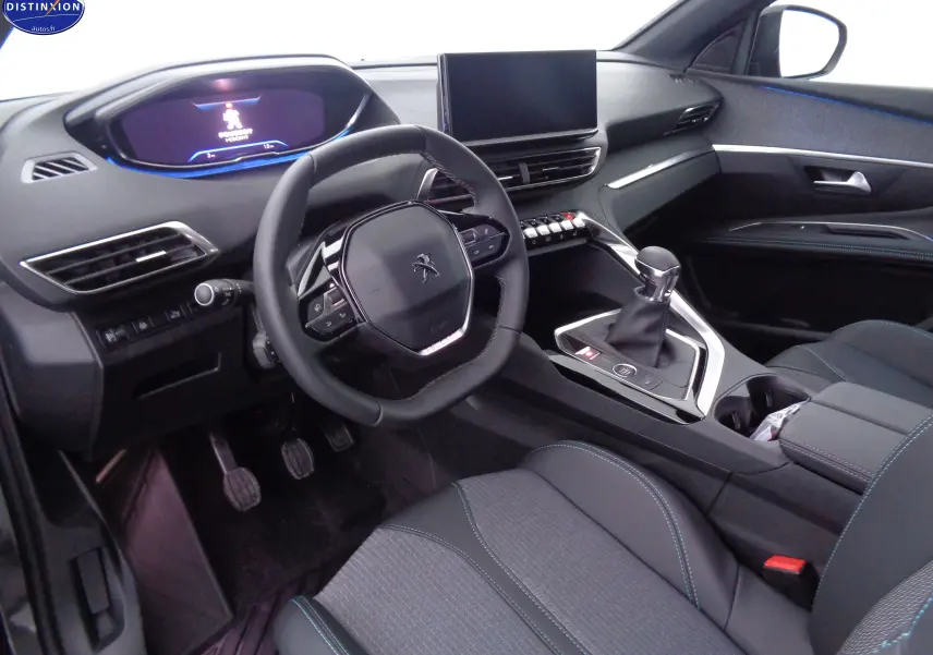 Intérieur du Peugeot 3008 2023 en gris, vue côté conducteur montrant volant compact, tableau de bord digital et levier de vitesse manuel.