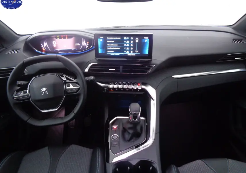 Intérieur du Peugeot 3008 2023 en vue frontale, tableau de bord moderne avec écran tactile et volant compact noir.