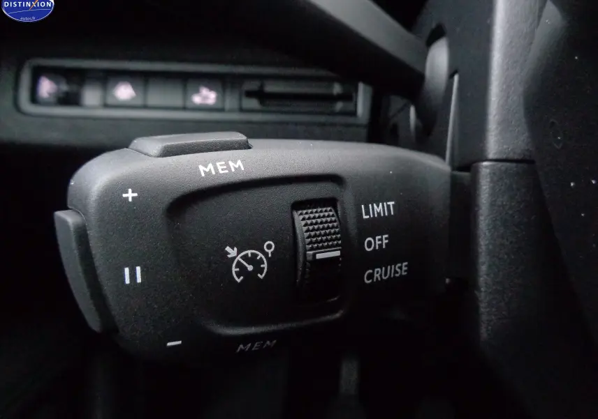 Gros plan sur la commande de régulateur de vitesse du Peugeot 3008 gris platinium, avec molette et boutons MEM, LIMIT, CRUISE.