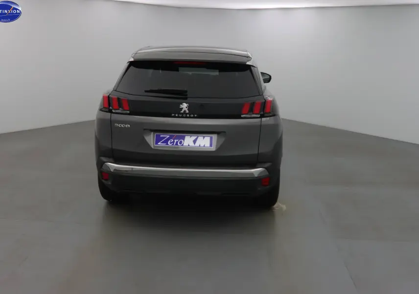 Vue arrière d'un Peugeot 3008 gris platinium métal avec feux arrière à griffes rouges et hayon fermé.
